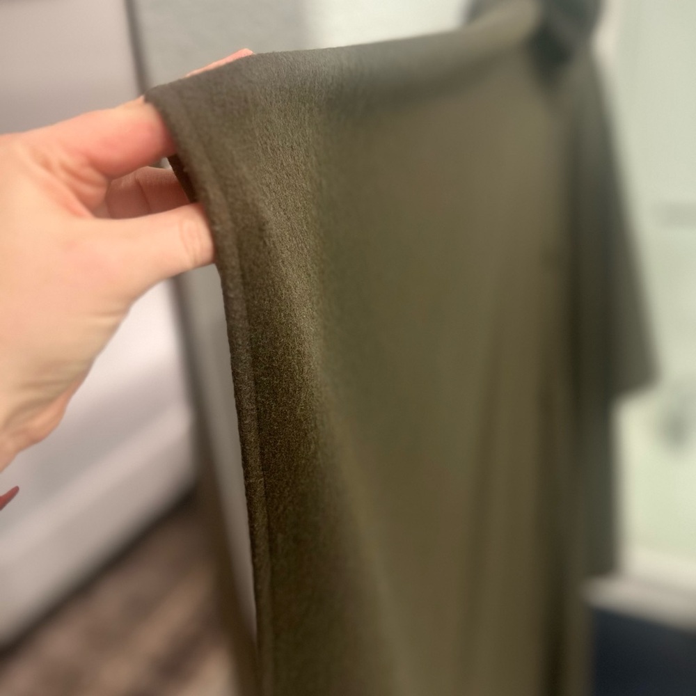 100% Wool Coloratura Cape - Picture 11 of 12